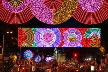 Encendido del alumbrado navideño en 2010 en Madrid. Estilo psicodélico en la remodelada calle de Serrano, inspiración pop diseñada por la arquitecta Teresa Sapey.