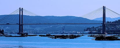 Vista del puente de Rande sobre la ría de Vigo.