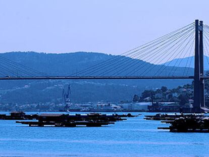 Vista del puente de Rande sobre la ría de Vigo.