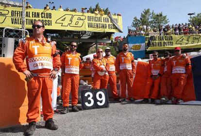 Comisarios de pista durante el minuto de silencio por el piloto español de Moto2 Luis Salom.