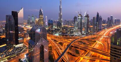 Vista de Dubái con el famoso rascacielos Burj Khalifa al centro.