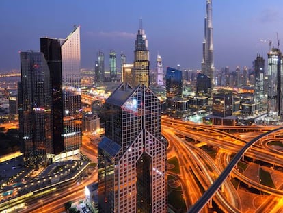 Vista de Dubái con el famoso rascacielos Burj Khalifa al centro.