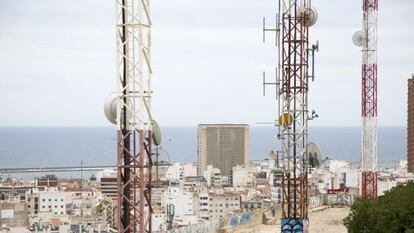 Antenas de radio en la zona del Castillo de San Fernando de Alicante.