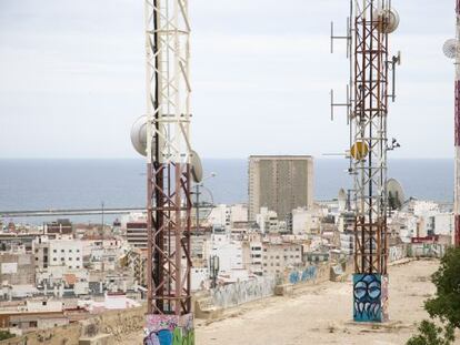 Antenas de radio en la zona del Castillo de San Fernando de Alicante.