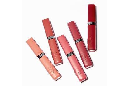 Labiales líquidos de acabado mate de los que es imagen Kendall, Infallible Le Matte Resistance de L’ORÉAL PARIS.