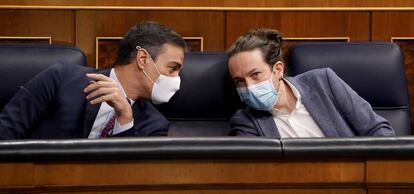 El presidente del Gobierno, Pedro Sánchez (izquierda) junto al vicepresidente segundo del Gobierno, Pablo Igleisas, este jueves en el Congreso.