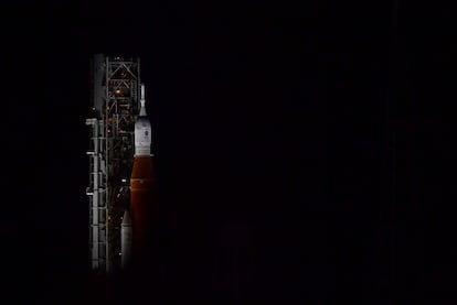 La nave lanzada este miércoles, bautizada Orion, es fruto de la cooperación internacional y del trabajo de más de 30.000 personas. Estados Unidos, que lidera la aventura, ha fabricado la cápsula de la tripulación. La Agencia Espacial Europea (ESA) ha construido el módulo de servicio, que proporcionará oxígeno y agua a los astronautas, además de propulsión y electricidad, gracias a unas placas solares.