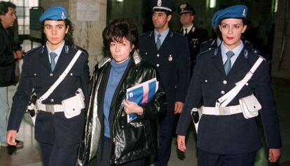 Patrizia Reggiani, escoltada por polic&iacute;as al abandonar la corte durante su juicio en 1997.