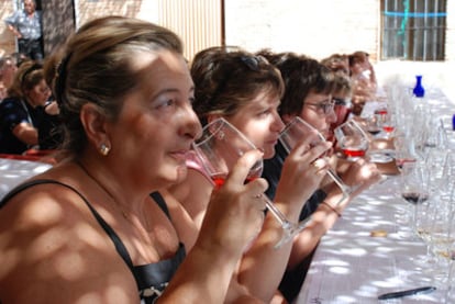 Mujeres catan vinos en Sacramenia (Segovia).