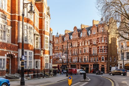 Clásicos edificios de ladrillo rojo en Mayfair (Londres)