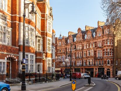 Clásicos edificios de ladrillo rojo en Mayfair (Londres)