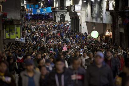 Centenares de personas caminan por el centro histórico de la ciudad. La alcaldía espera que más de 2,2 millones de personas visiten sus calles estos días.