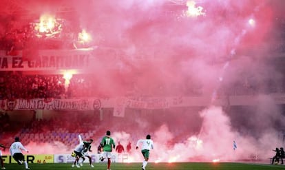 Euskadi y Bolivia juegan entre el humo de las bengalas. 