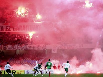 Euskadi y Bolivia juegan entre el humo de las bengalas. 