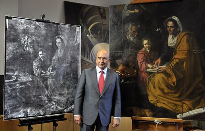 Fotografía cedida por la Fundación Banco Santander de Emilio Botín, junto al cuadro "La educación de la Virgen", de Velázquez, que fue descubierto en 2010 en los almacenes de la Universidad de Yale.