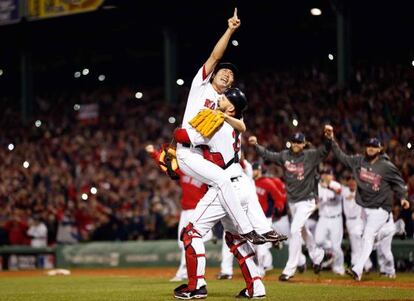 Dos jugadores se abrazan tras ganar la Serie Mundial de 2013