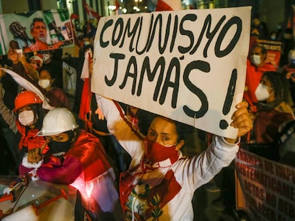 Una manifestante en contra de la elección de Pedro Castillo sostiene una pancarta, el pasado 14 de julio.