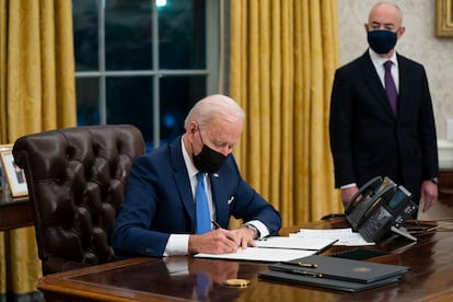 El secretario de Seguridad Nacional Alejandro Mayorkas acompaña al presidente Joe Biden