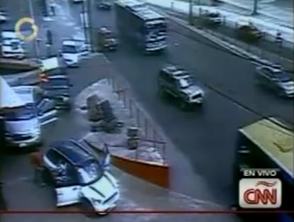 Imagen del momento en que los coches de los asaltantes disparan a las puertas del casino Royale.