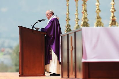 O papa Francisco reza uma missa em Ecatepec, Estado de México.