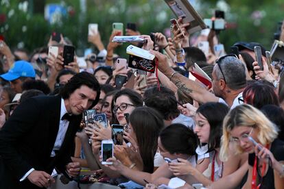 Decenas de fans tratan de fotografiarse con el actor Adam Driver, protagonista de 'White Noise', en la alfombra roja del festival de Venecia.