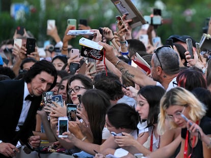 Decenas de fans tratan de fotografiarse con el actor Adam Driver, protagonista de 'White Noise', en la alfombra roja del festival de Venecia.