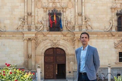 El alcalde de Alcalá, Javier Rodríguez Palacios, delante de la Universidad.