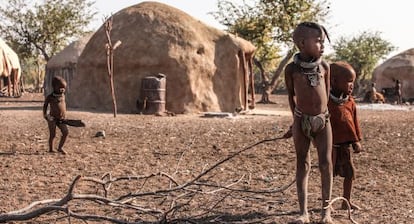 Niños de la tribu himba en la región de Kunene, Namibia, el 29 de julio.