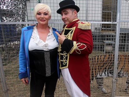 La maga Miss Christiie posa junto a Paco Goti en las instalaciones del Gran Circo Mundial.