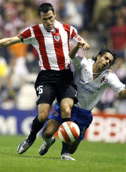 El jugador del Real Zaragoza Aimar cae en una jugada con Orbaiz, del Athletic de Bilbao, durante el partido de Liga que ambos equipos disputan hoy en el estadio de San Mamés