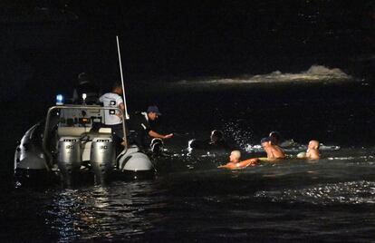 Manifestantes defensores de los migrantes tratan de aproximarse a nado al buque Diciotti, el 25 de agosto de 2018. 