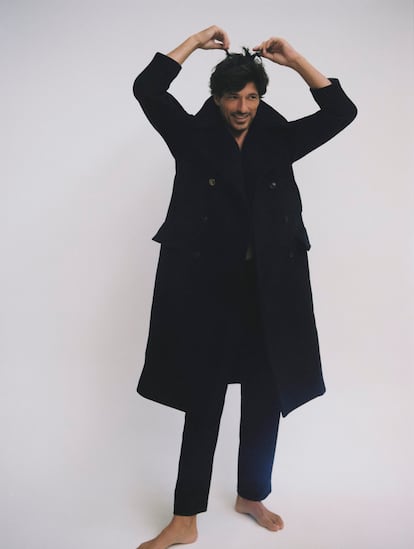 Andrés Velencoso viste Emporio Armani.