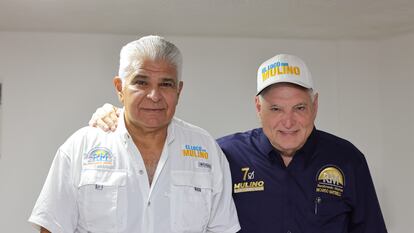El aspirante a la presidencia de Panamá José Raúl Mulino visita al expresidente Ricardo Martinelli, quien está asilado en la embajada de Nicaragua.