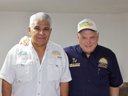 El aspirante a la presidencia de Panamá José Raúl Mulino visita al expresidente Ricardo Martinelli, quien está asilado en la embajada de Nicaragua.