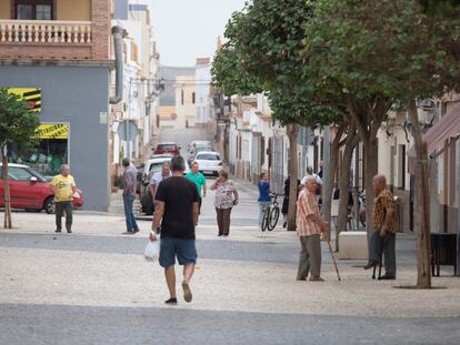 Vecinos de la localidad sevillana de El Palmar de Troya, el 10 de octubre en la calle Rodríguez de la Fuente, peatonalizada recientemente.