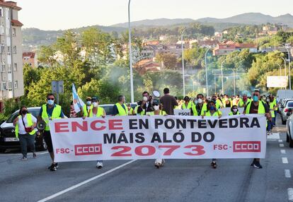 Manifestación de trabajadores de Ence a favor de la prórroga a la concesión de la fábrica de Lourizán.