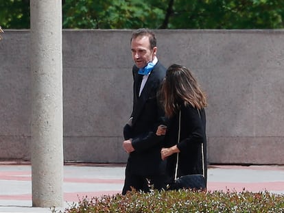 Alessandro Lequio y María Palacios, durante el entierro de su hijo Álex.