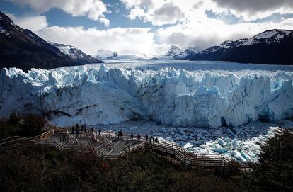 El glaciar Perito Moreno se encuentra en el Parque Nacional Los Glaciares, parte del campo de hielo Patagónico Sur, el tercer mayor campo de hielo en el mundo, este lunes, en la provincia de Santa Cruz, Argentina.