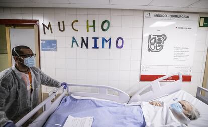 En las paredes del Marañón, de lencería a UCI, hay carteles, mensajes de pacientes y dibujos que piden aguantar un poco más, que desean fuerza, ánimo, paciencia. Su mejor cifra, la de altas, hasta este jueves, 1.319.