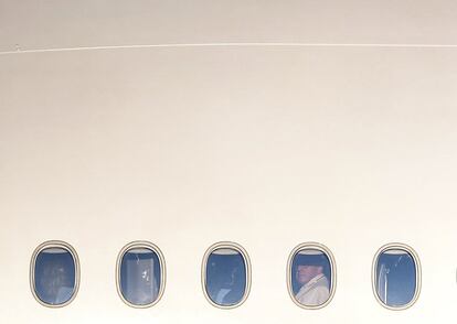 El Papa Francisco mira desde la ventana de un avión en el aeropuerto Fiumicino de Roma para su viaje a Chile.