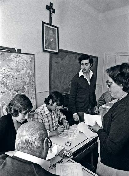 Una mujer se dispone a votar en un colegio de Madrid en las primeras elecciones democráticas tras el franquismo.