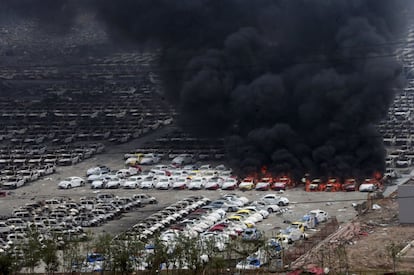 Planta de vehículos quemados cerca del lugar de las explosiones en el distrito de Binhai en Tianjin, China.