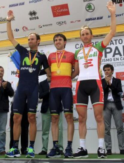 Ion Izaguirre, junto a su compañero de equipo Alejandro Valverde, medalla de plata, y Carlos Barbero, bronce