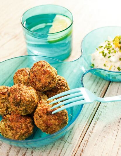 <p><i>Ingredientes</i></p><p> Para 4 personas: Para las albóndigas, 500 gramos de brócoli, 1 cebolla, 2 huevos, 100 gramos de parmesano rallado, 75 gramos de pan rallado, sal, pimienta. Para la salsa: 1 limón, 1 cucharada de cebollino picado, 1 cucharada de perejil picado, 1 yogur griego, sal, pimienta. </p><p><i> Preparación</i></p><p> 1. Picar el brócoli y la cebolla con una picadora o robot de cocina. Cocinarlas al microondas en un recipiente de silicona durante 6 minutos (o al vapor, pero no dentro del agua). Añadir el pan rallado, el parmesano, los huevos, sal y pimienta y mezclar bien. 2. Formar las albóndigas, ponerlas en una fuente y hornear a 200 grados con calor arriba y abajo durante unos 25 minutos o hasta que estén doradas. 3. Mientras, mezclar el yogur con el cebollino, el perejil, la ralladura del limón y una cucharada de su zumo, sal y pimienta. Servir las albóndigas calientes con la salsa aparte para mojar. </p>