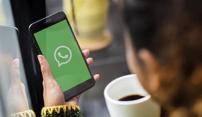 Uso de WhatsApp en un m´+ovil y con un café