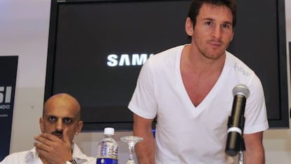 Messi y Guillermo Mar&iacute;n, en una rueda de prensa en julio de 2010 en Panam&aacute;. 