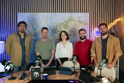 Miembros de El Orden Mundial, ganadores de un premio Ondas con su 'podcast' 'No es el fin del mundo'. Desde la izquierda, Eduardo Saldaña, Fernando Arancón, Alba Leiva, David Gómez y Blas Moreno.