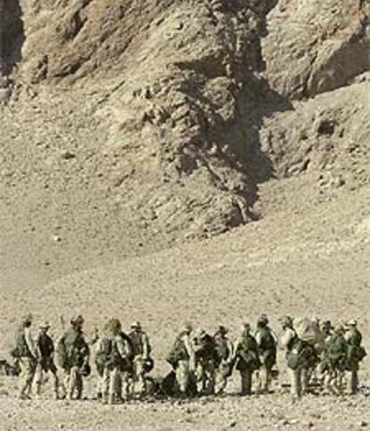 <i>Marines</i> de EE UU reunidos cerca de Kandahar, al sur de Afganistán.