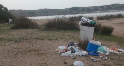 El parque natural de L&#039;Albufera con montones de basura por recoger.