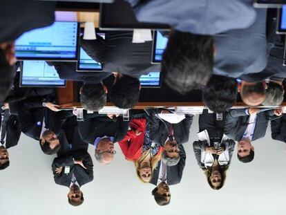 Sessão da CPI da Petrobras em março, em foto invertida.